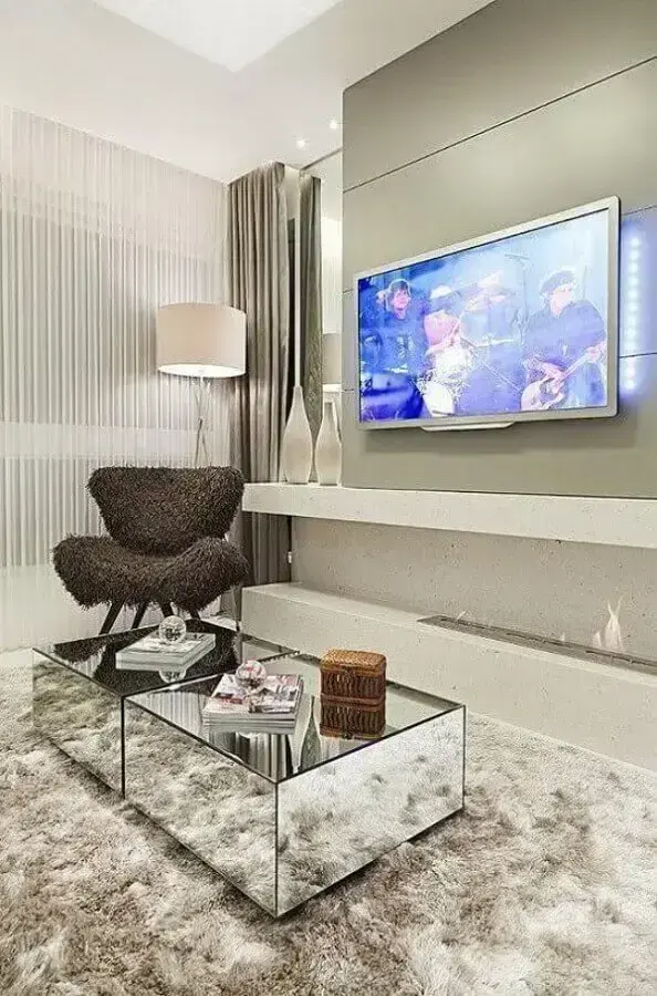 sala de estar decorada com tapete felpudo e mesa de centro espelhada Foto Dcore Você
