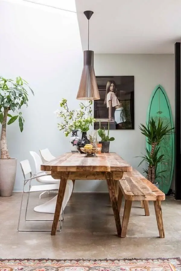 sala de jantar decorada com cadeiras modernas e mesa rústica com banco Foto Pinterest