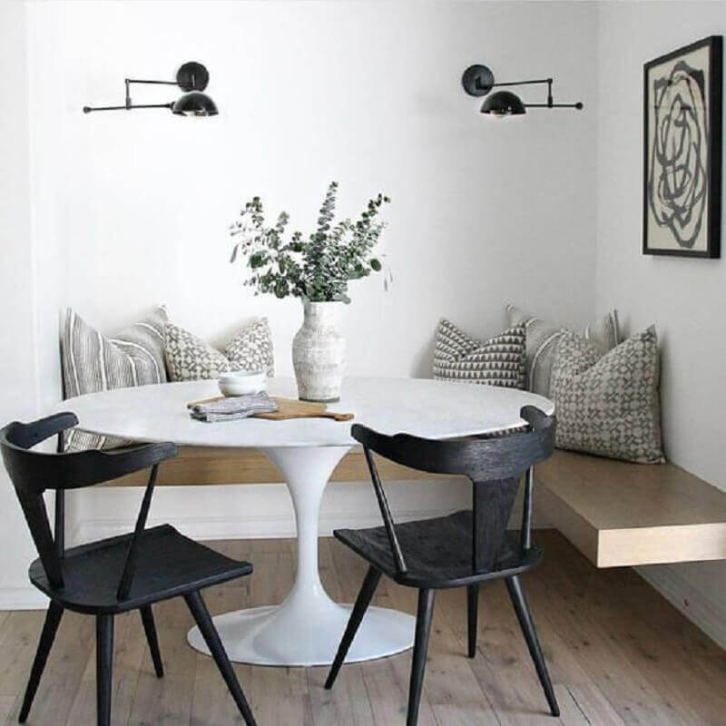 sala de jantar decorada com mesa com banco de canto e cadeiras pretas Foto Pinterest