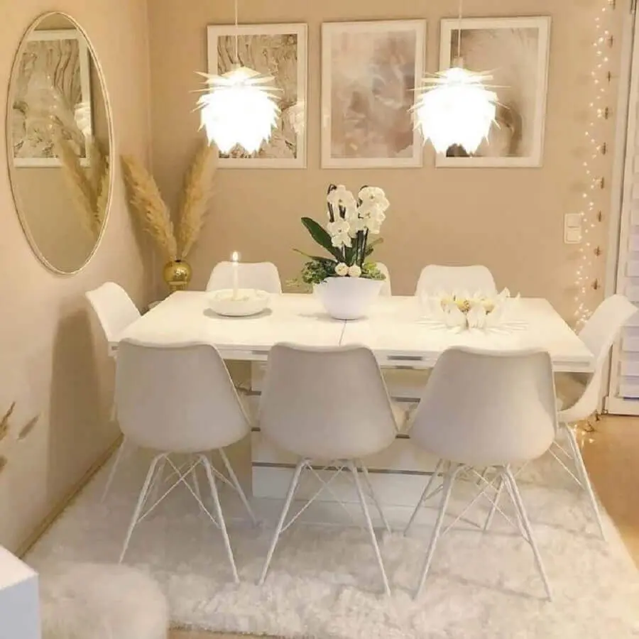 sala de jantar pintada na cor pérola com mesa e cadeiras brancas Foto Pinterest