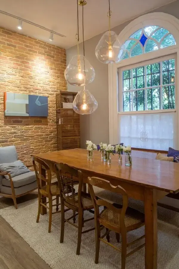 sala de jantar rústica decorada com cadeiras de jantar de madeira Foto Pinterest