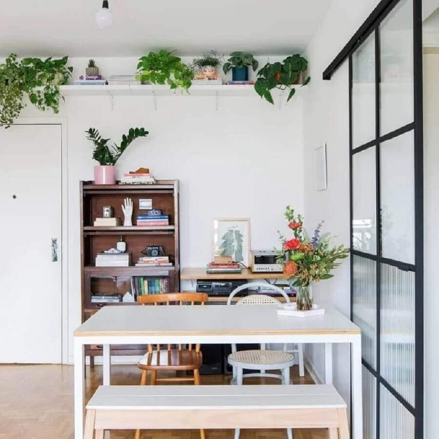 sala de jantar simples decorada com mesa com banco e cadeiras Foto Histórias de Casa