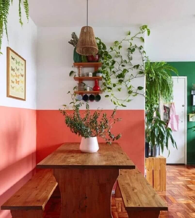 sala de jantar simples decorada com vasos de plantas e mesa rústica com banco de madeira Foto Histórias de Casa