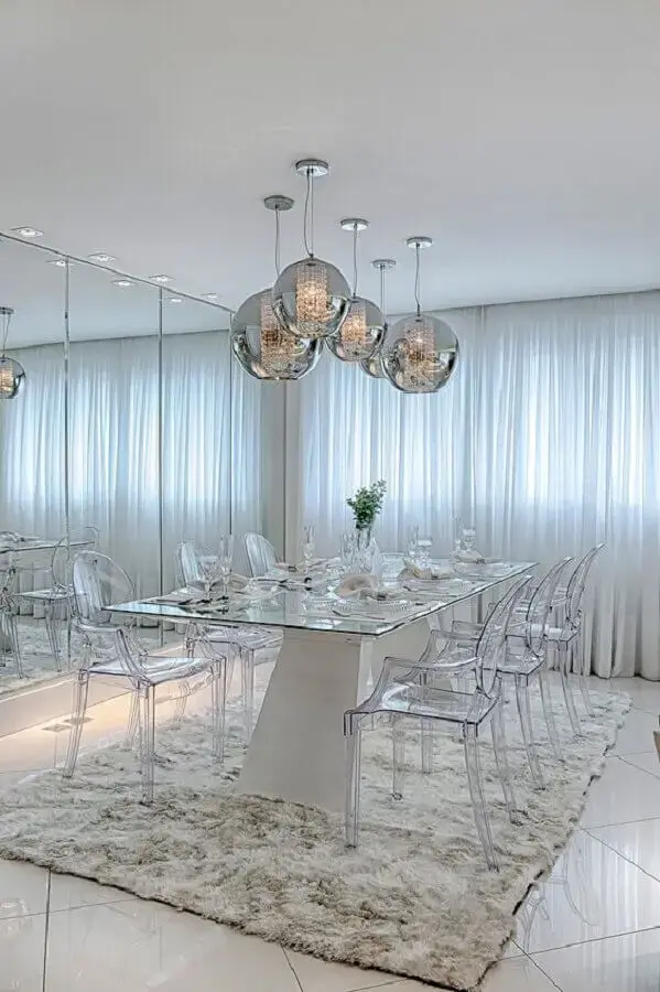 sala de jantar sofisticada decorada com cadeiras de jantar modernas de acrílico Foto Habitare