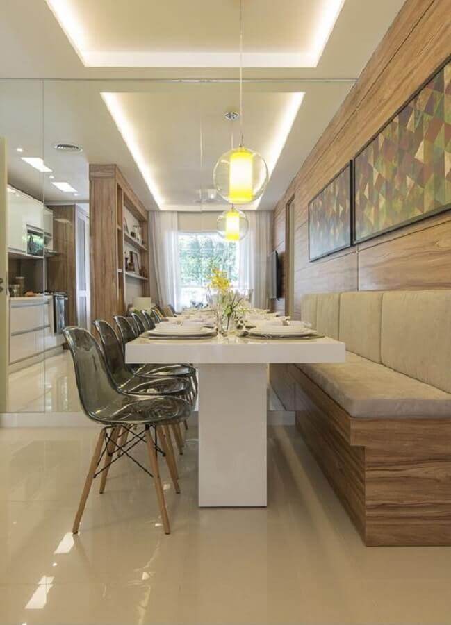 sala de jantar sofisticada decorada com mesa com banco estofado e cadeiras de acrílico Foto Archtrends