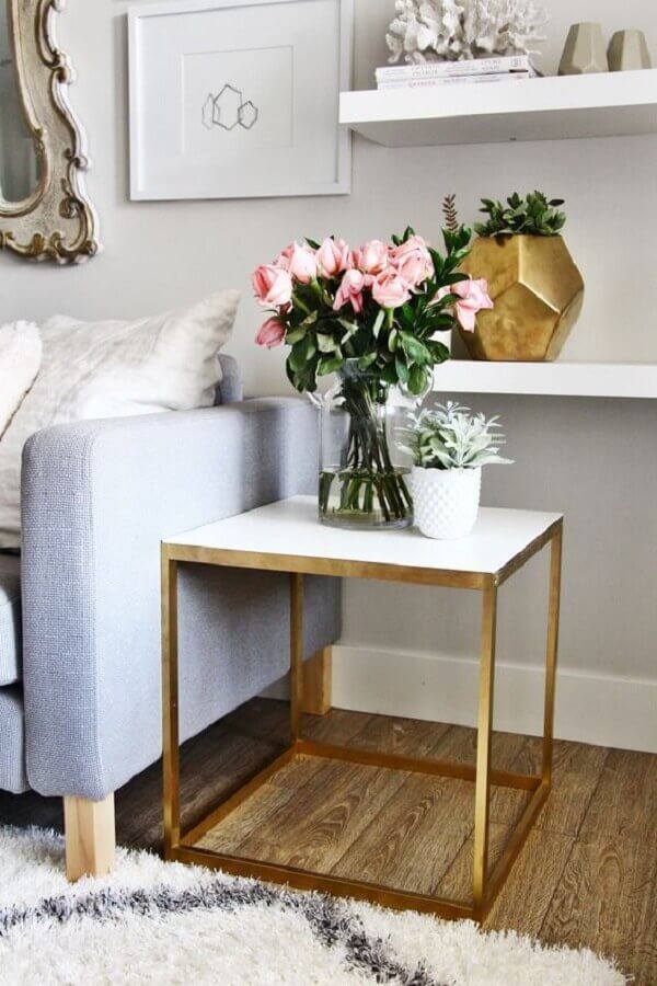 sala decorada com mesa de canto quadrada com estrutura dourada Foto Bloglovin'