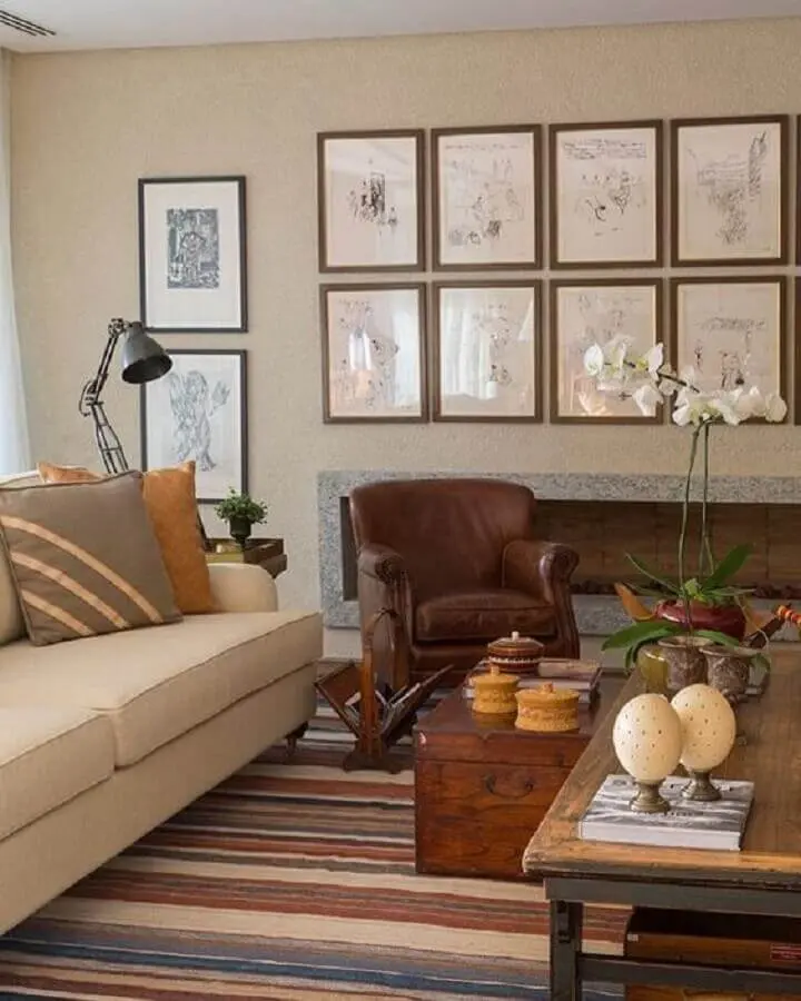 sala decorada com sofá cor pérola e poltrona de couro Foto Pinterest