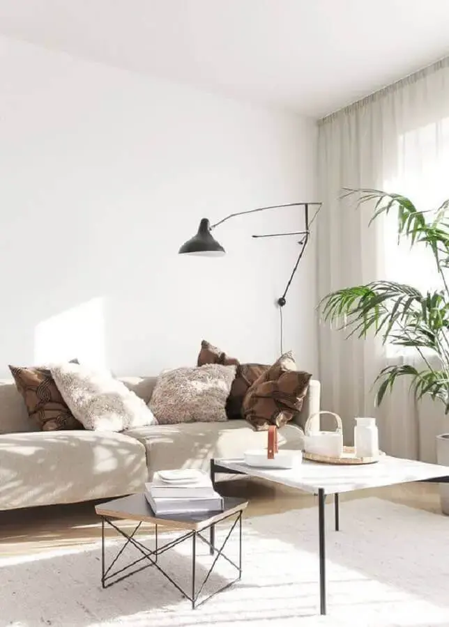 sala minimalista decorada com abajur de parede preto articulável Foto Lekker Home