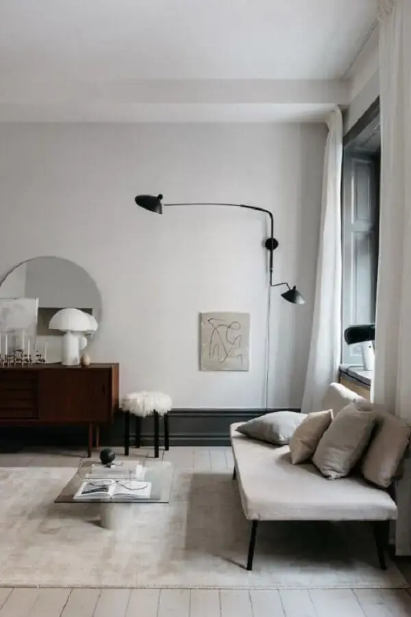 sala minimalista decorada com abajur de parede preto articulável Foto Pinterest