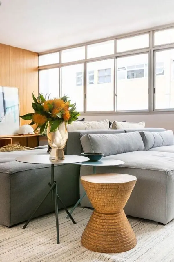 sala moderna decorada com sofá modular cinza e mesa de canto redonda Foto Casa de Valentina