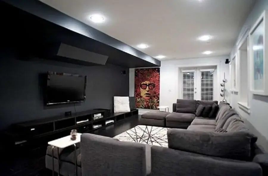 sala preta e branca ampla decorada com sofá cinza de canto Foto Pinterest