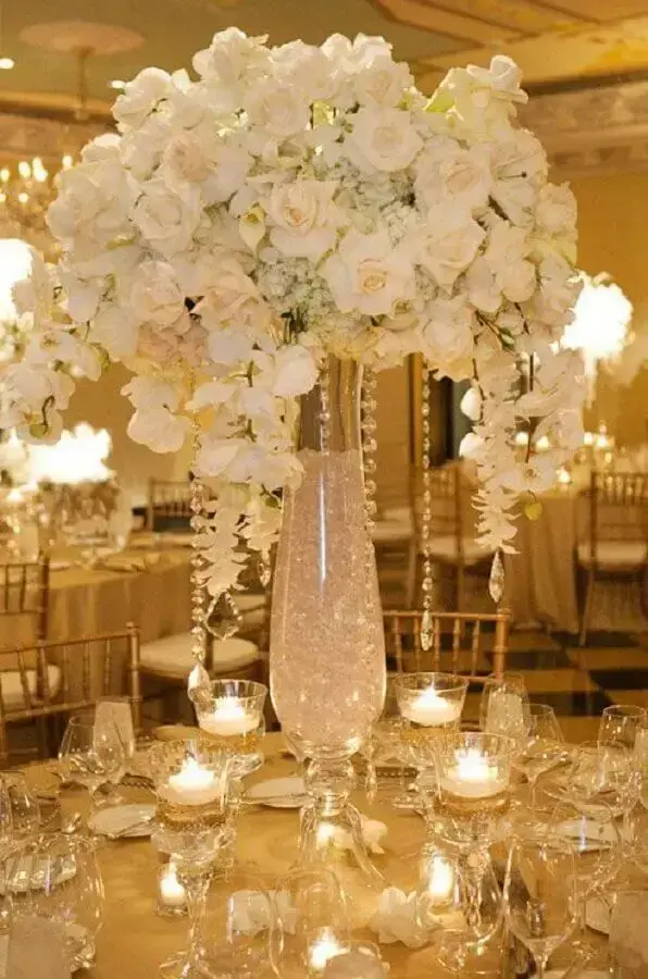 sofisticado arranjo de flores brancas para decoração bodas de cristal Foto Web Feminina