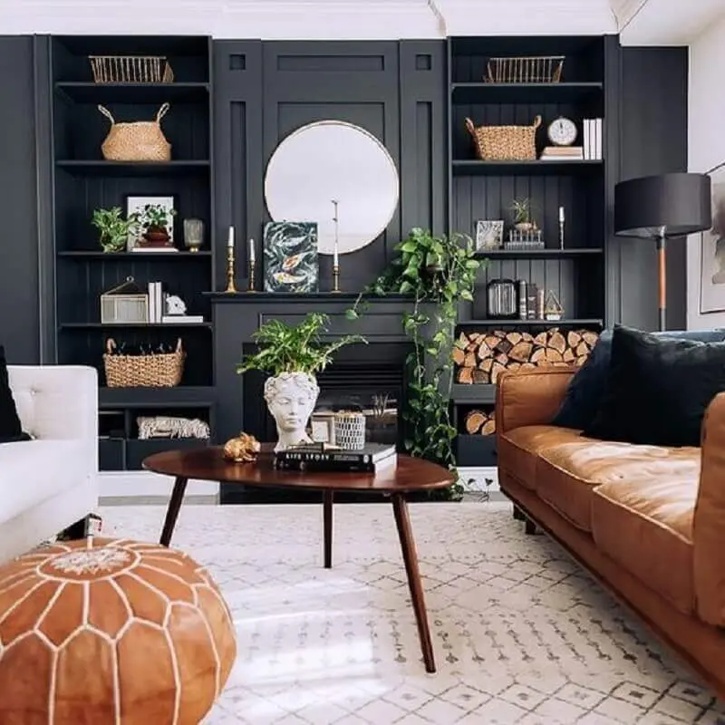 sofá marrom de couro para decoração de sala preta planejada Foto Lauren Bless'er House