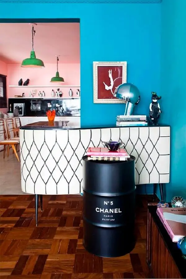 tambor de decoração chanel para sala azul integrada com cozinha rosa Foto Pinterest