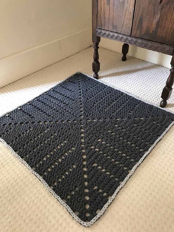  O tapete quadrado é uma ótima forma de fazer um crochê para iniciantes