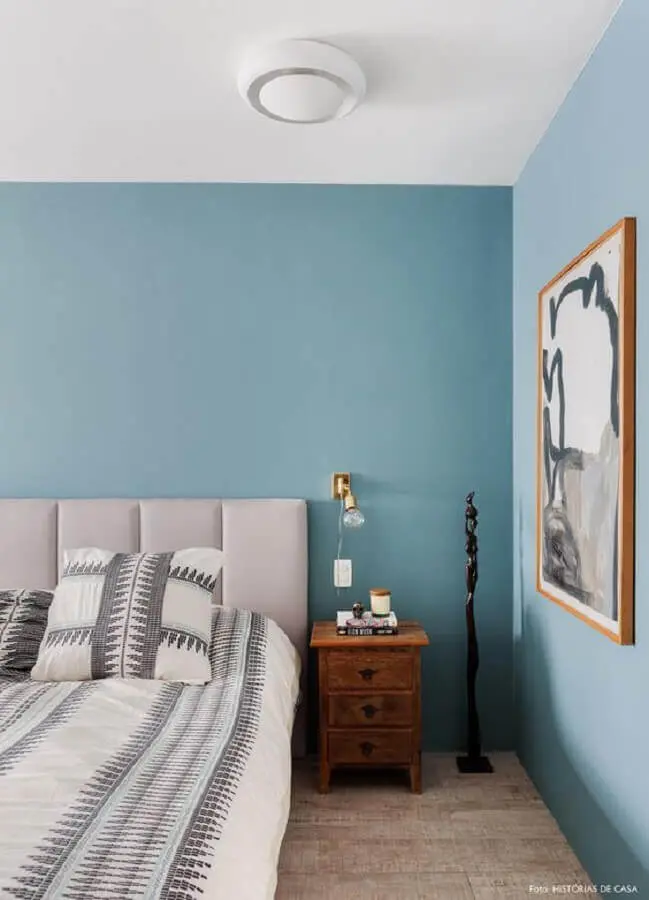 tinta azul pastel para decoração de quarto de casal com cabeceira estofada cinza Foto Histórias de Casa