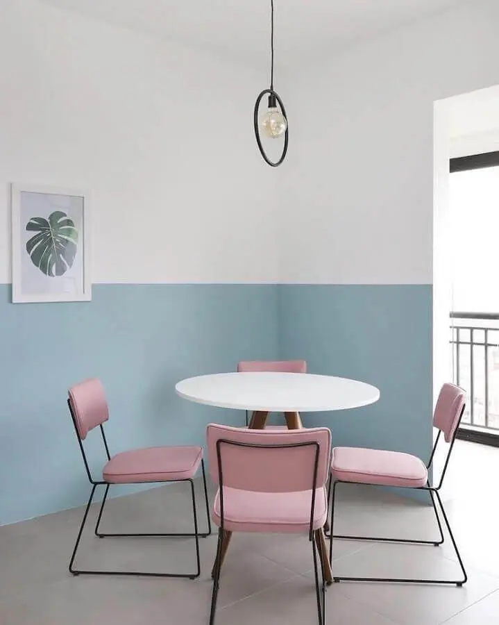 tinta azul pastel para decoração de sala de jantar com cadeiras cor de rosa Foto Quattrino Arquitetura