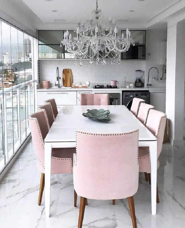 varanda gourmet decorada com centro de mesa de jantar moderno e cadeiras cor de rosa Foto Pinterest