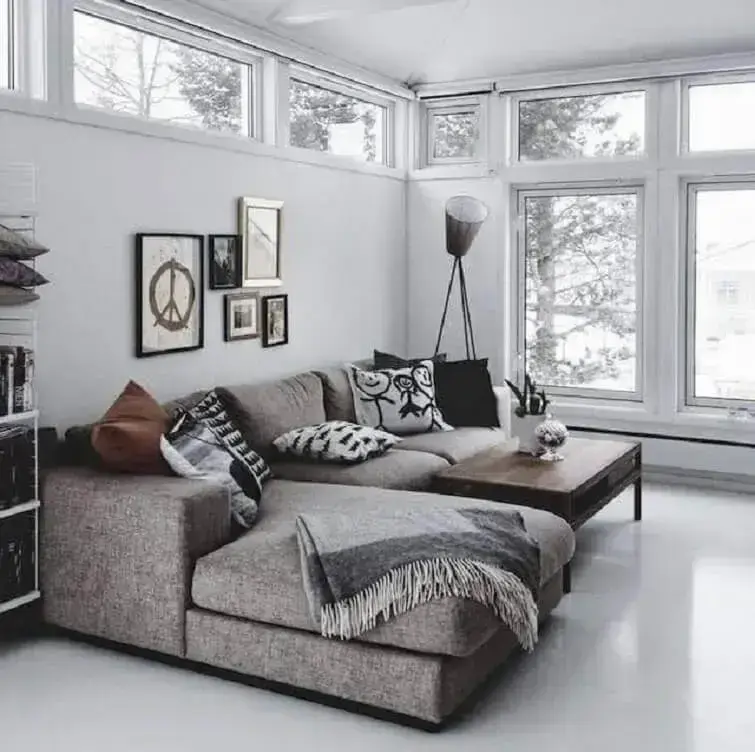 É difícil não se encantar pela beleza e conforto do sofá de canto com chaise