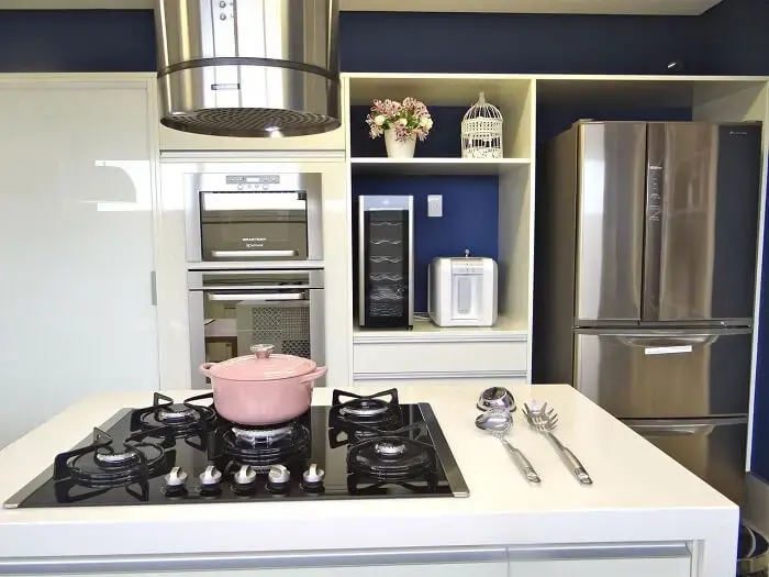 Cozinha compacta com cooktop a gás de embutir
