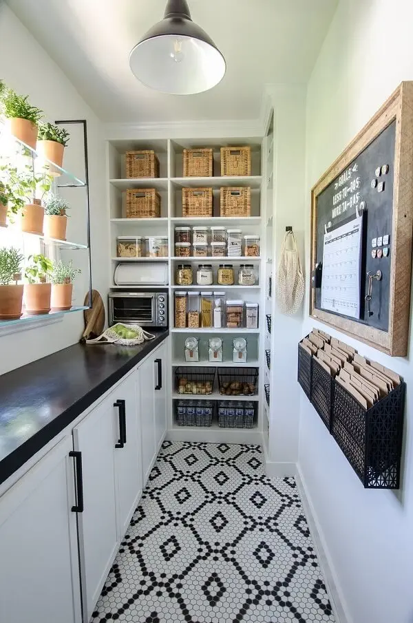 A despensa de cozinha pequena preenche uma parede toda do ambiente e auxilia na organização