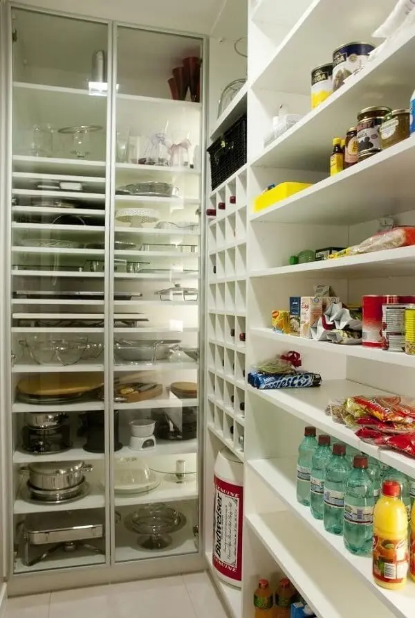 A despensa de cozinha podem auxiliar na organização de alimentos e utensílios de cozinha