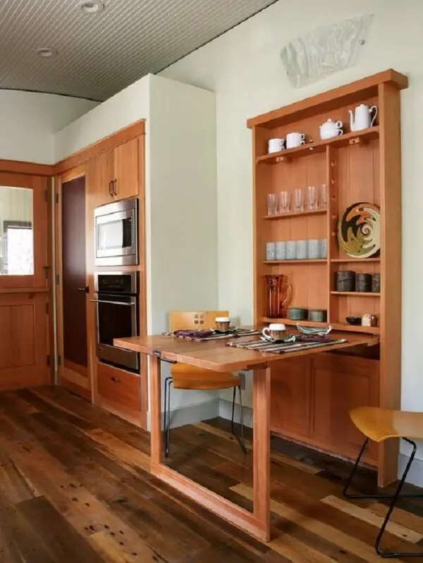 A estrutura da mesa pequena para cozinha dobrável oferece um cantinho para organizar utensílios