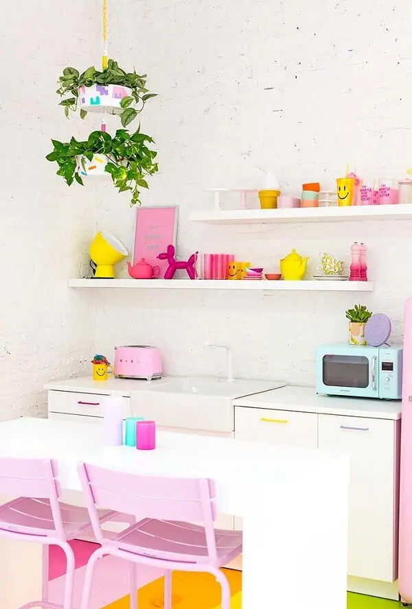 A mesa pequena para cozinha traz neutralidade para a decoração colorida do espaço