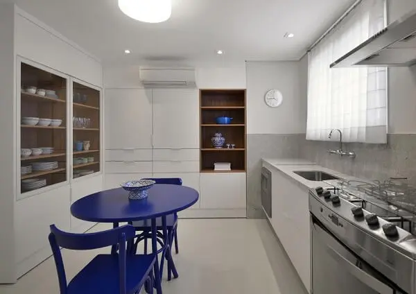 A mesa redonda pequena para cozinha azul se destaca na decoração