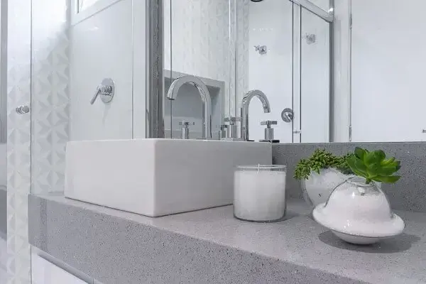 A neutralidade do revestimento 3D para banheiro traz equilíbrio para a decoração
