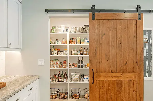 A porta para despensa de cozinha otimiza o espaço do ambiente
