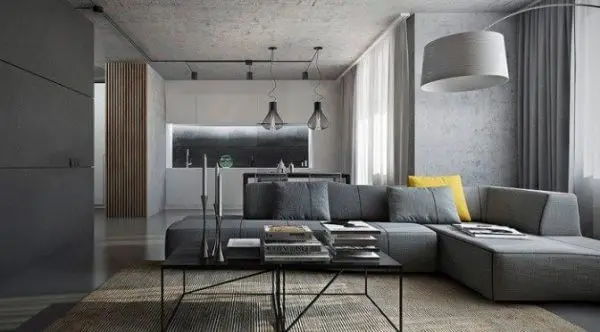 Apenas uma almofada amarela pode fazer toda diferença sobre o sofá de canto cinza
