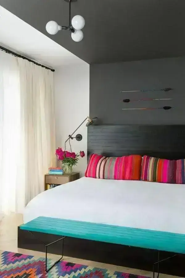 Aposte em cores para quartos escuros para delimitar o espaço da cama de casal