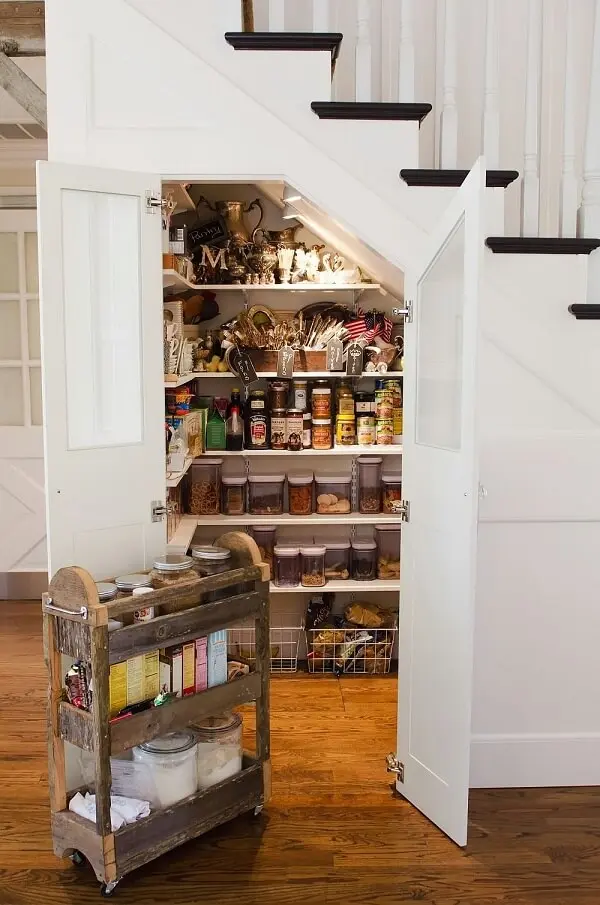 Aproveite o espaço embaixo da escada para montar uma sua despensa de cozinha