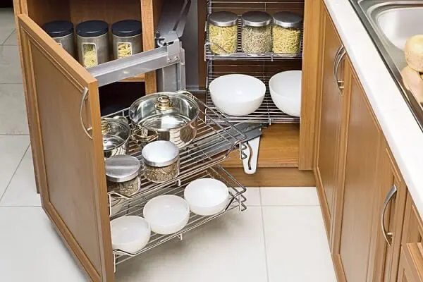 Armário com acabamento criativo usado como despensa de cozinha pequena
