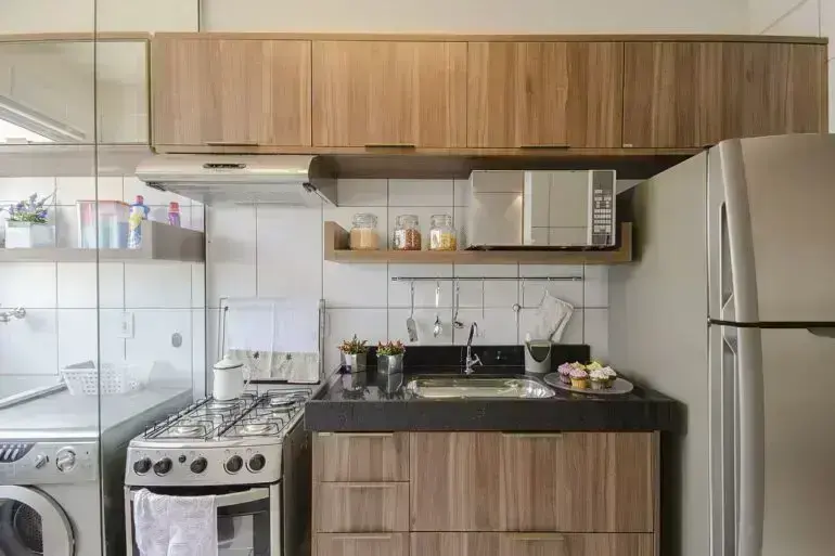 Armário de cozinha pequeno e planejado. Fonte: Eny Rousy Silva