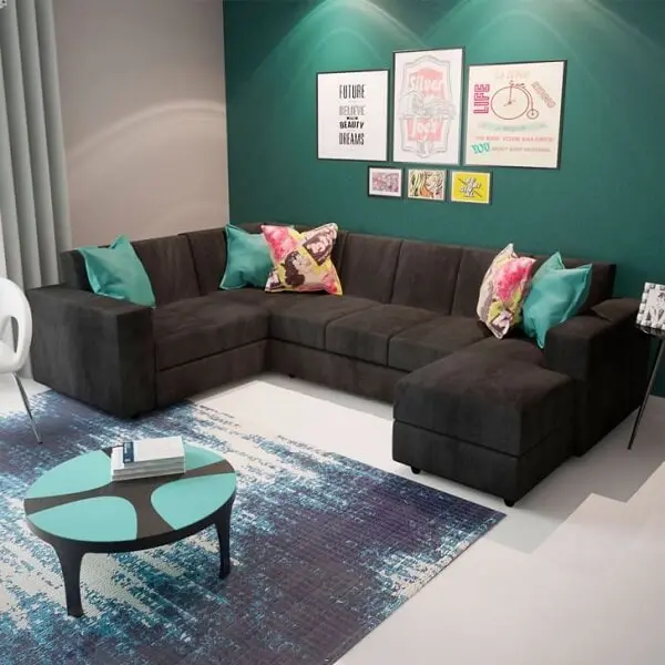 As almofadas coloridas sobre o sofá de canto cinza escuro trazem alegria para o ambiente
