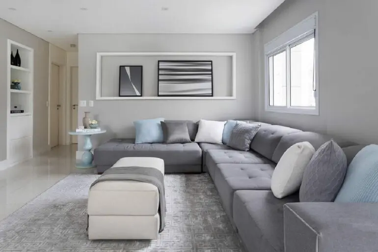 Avalie o tamanho do seu cômodo para que o sofá de canto cinza encaixe corretamente no projeto