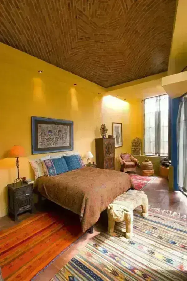 Cores de quarto: decoração rústica e tons de amarelo iluminam a decoração