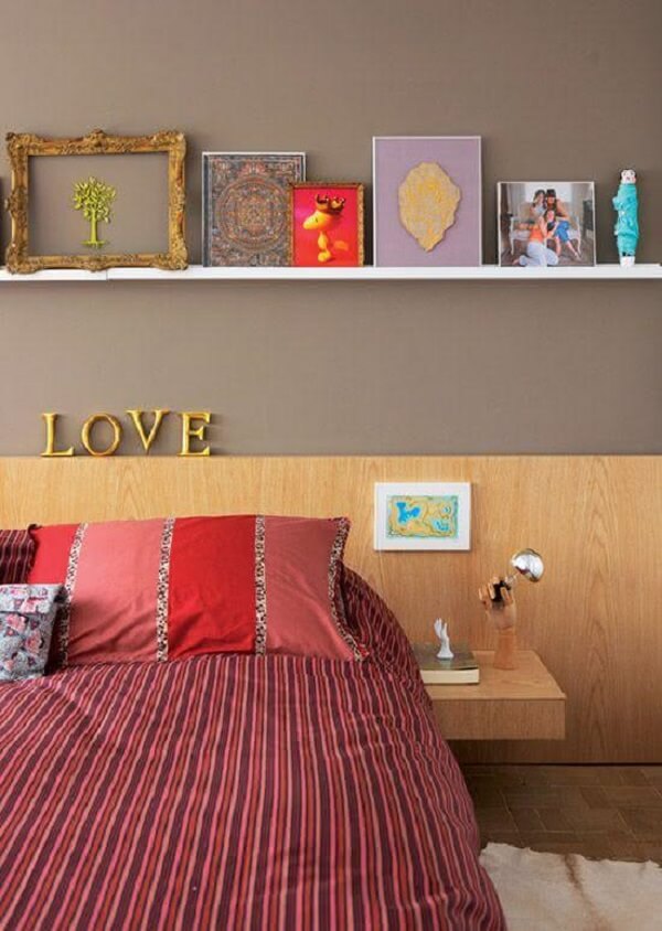 Cores para quartos: o cinza da parede se mistura com a cabeceira de madeira
