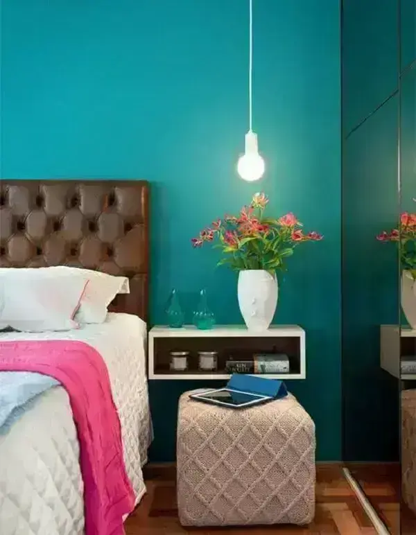 Cores para quartos: o azul turquesa invade a decoração desse dormitório