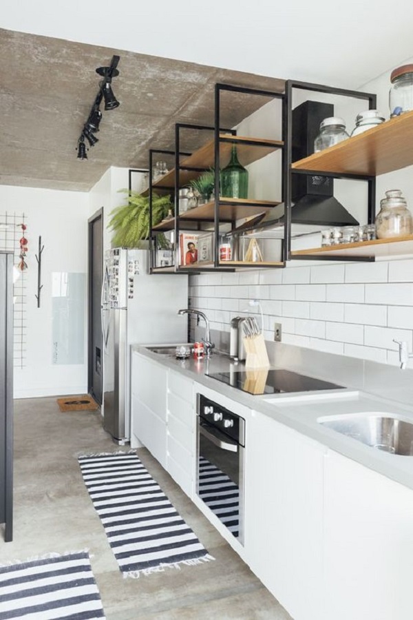 Cozinha clean com prateleira industrial suspensa. Fonte: Casa Vogue