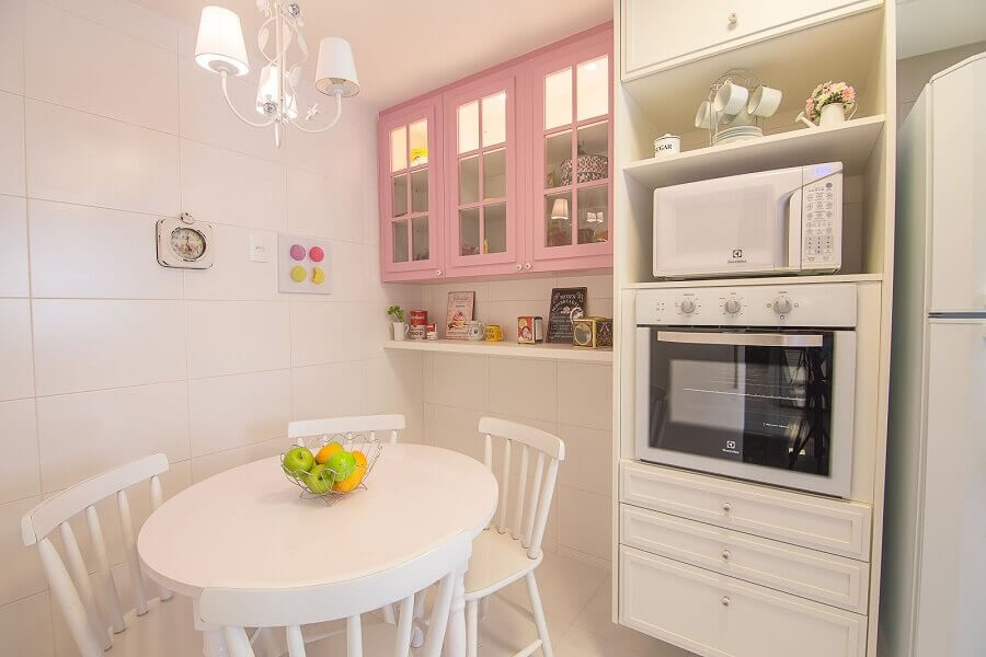 Cozinha pequena decorada com armário aéreo cor de rosa