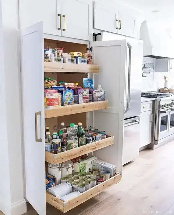 Instale um armário para despensa de cozinha funcional