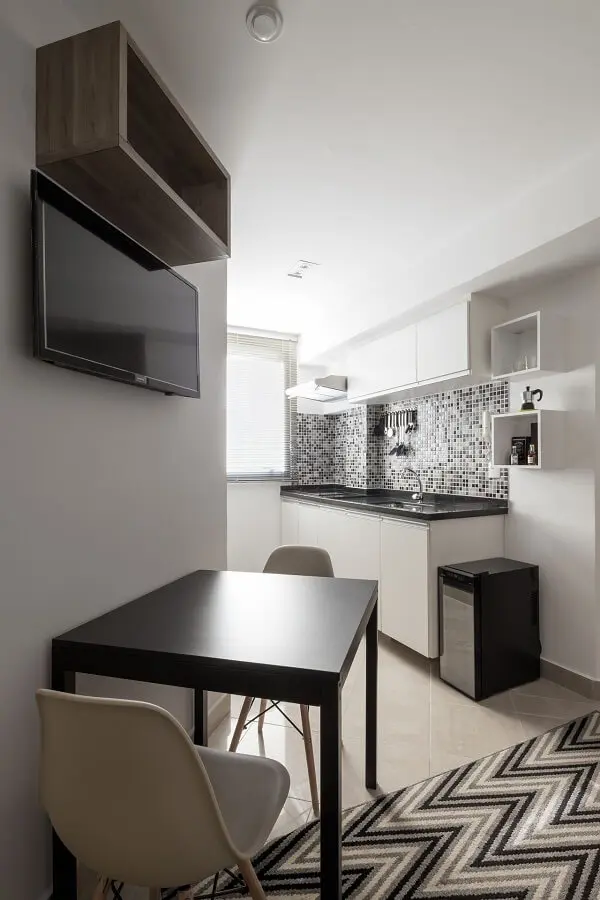Mesa com 2 cadeiras para cozinha pequena alinhada junto a parede