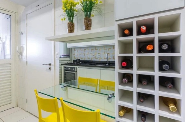 Mesa pequena para cozinha com tampo de vidro e cadeiras amarelas