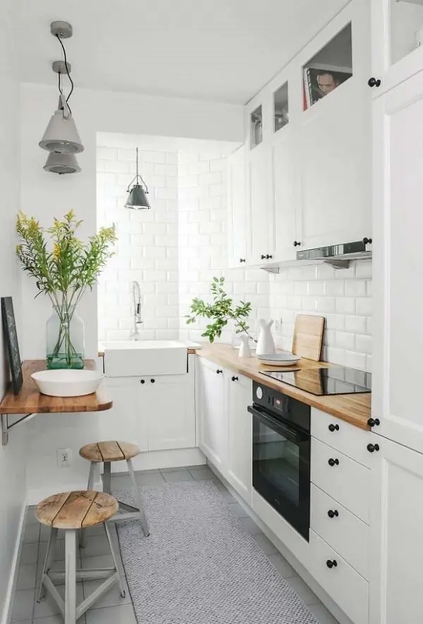 Mesa pequena para cozinha suspensa na parede por mãos francesas