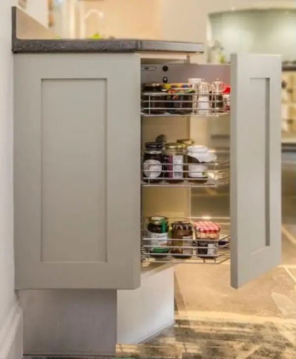 Modelo de armário com despensa de cozinha