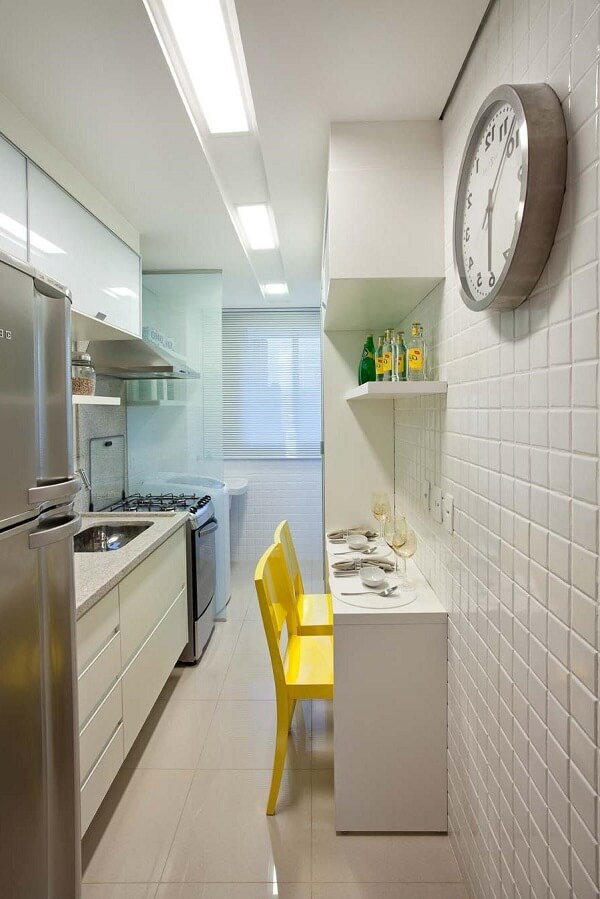 Modelo de mesa para cozinha pequena de apartamento em tom branco