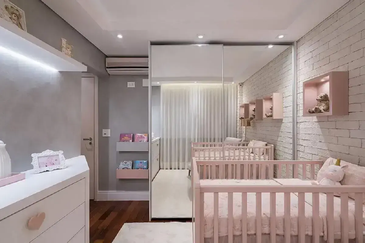 Móveis para quarto de bebê feminino com guarda roupa espelhado Foto K.L Fotografia de Interiores